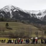 Equipes de resgate retomam busca por destroços do Airbus nos Alpes franceses