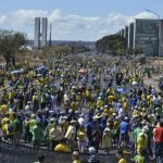 Manifestantes estão reunidos em várias cidades brasileiras