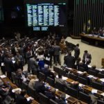 Câmara aprova em segundo turno PEC que reduz a maioridade penal