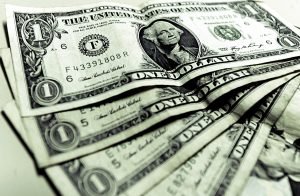 Dólar dispare e bolsa despenca em meio a tensão entre China e EUA