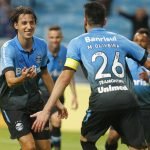 Grêmio domina Coritiba, volta a vencer e se classifica