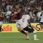 Vasco bate Flamengo e sai na frente por vaga às quartas