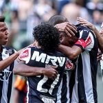 Galo goleia o Flamengo no Horto e segue na luta pelo título