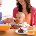 Oferecer novos alimentos aos bebês pode ser um desafio para pais