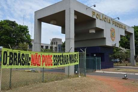 Manifestação pipoca apóia Lava jato em ato em frente à Polícia Federal