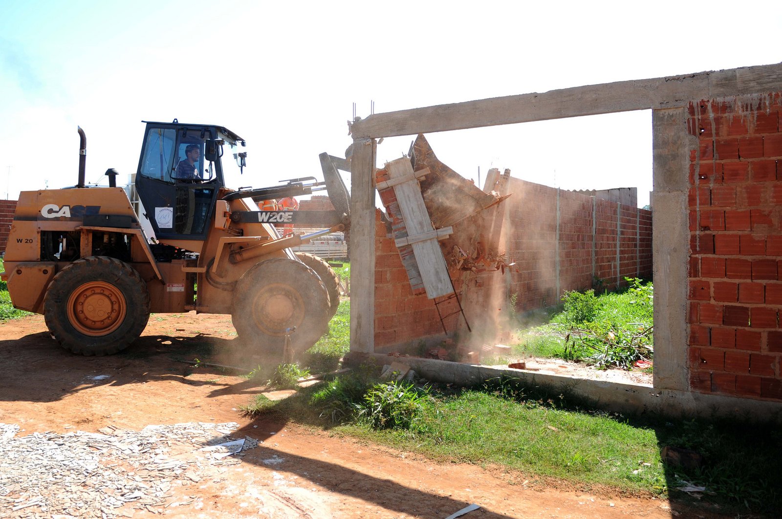 Desocupação no Sol Nascente termina com 213 edificações irregulares demolidas