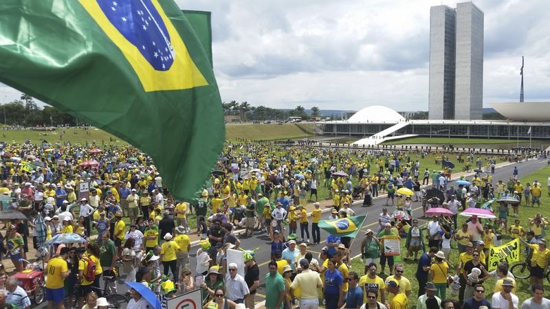 Manifestantes vão às ruas em Brasília a favor do impeachment