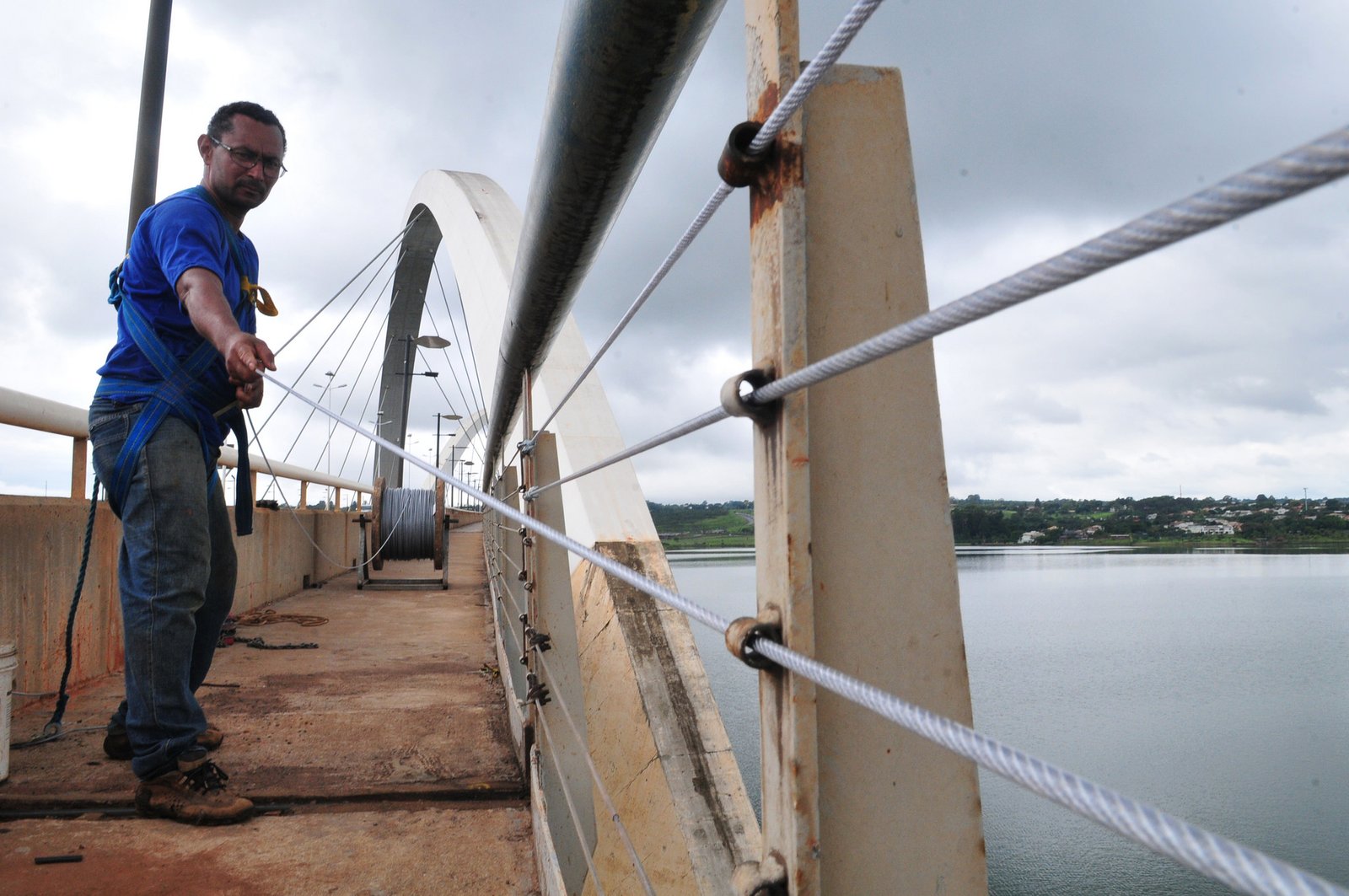 Cabos do guarda-corpo da Ponte JK são trocados