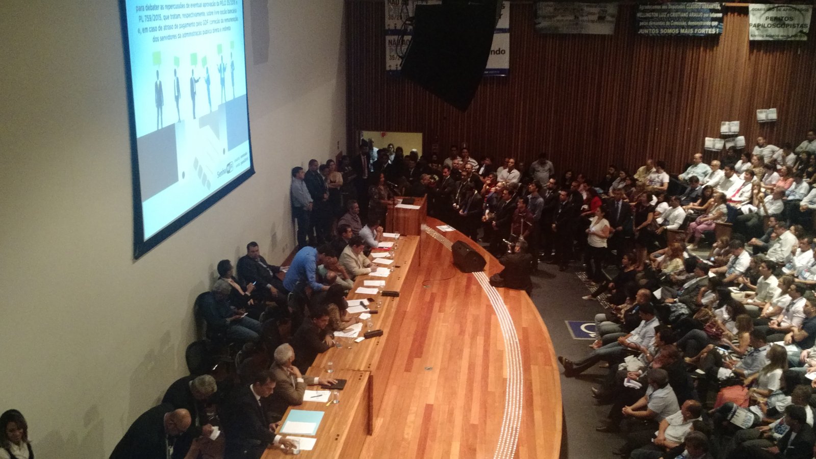 Tentativa de emenda à Lei Orgânica do Distrito Federal continua causando polêmica entre o BRB e alguns servidores do GDF.