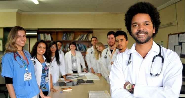 Mesmo com dificuldades, Escs forma profissionais de assistência médica