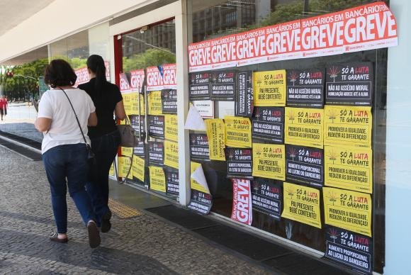 Bancários completam um mês de greve e dão abraço simbólico na Caixa no Rio