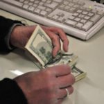 Dólar cai e fecha no menor valor desde agosto após eleições municipais