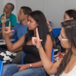 Inclusão: surdos e ouvintes aprendem libras em escola bilíngue no DF