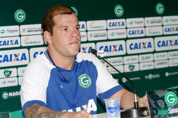 Goiás apresenta oficialmente o meia Tiago Luís