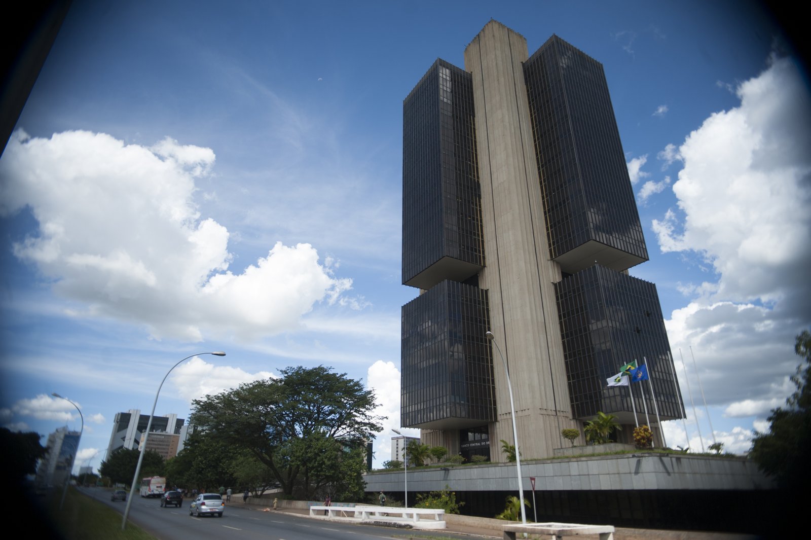 Banco Central reduz Selic para 13% ao ano e surpreende o mercado