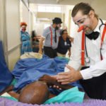 Voluntários animam rotina em hospitais públicos
