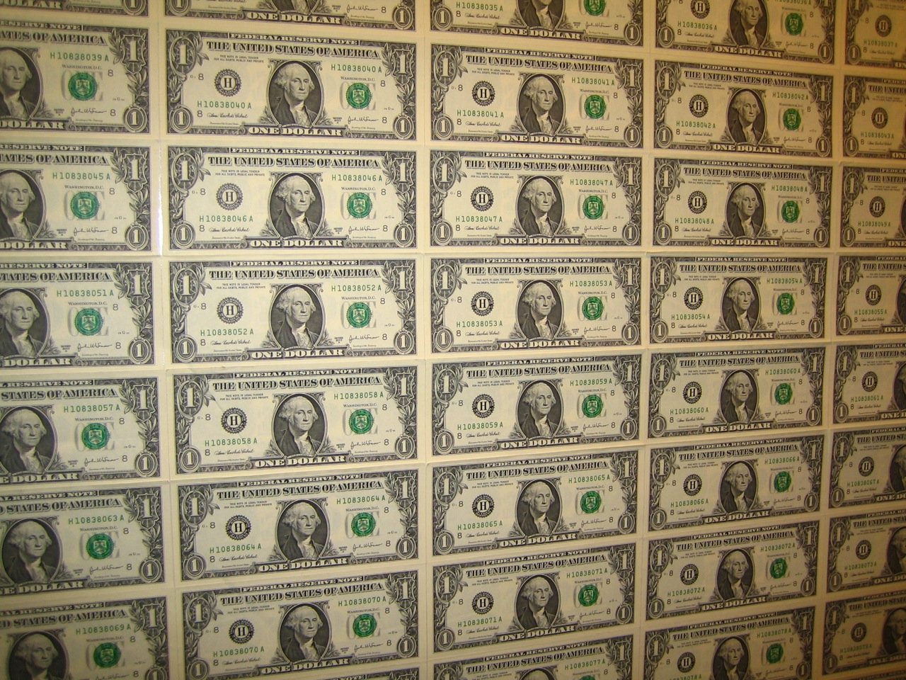 Dólar volta a cair e fecha em R$ 3,06, menor valor desde junho de 2015