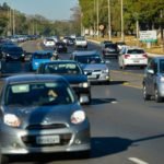 Projeto revoga lei que obriga uso de farol baixo durante o dia nas rodovias