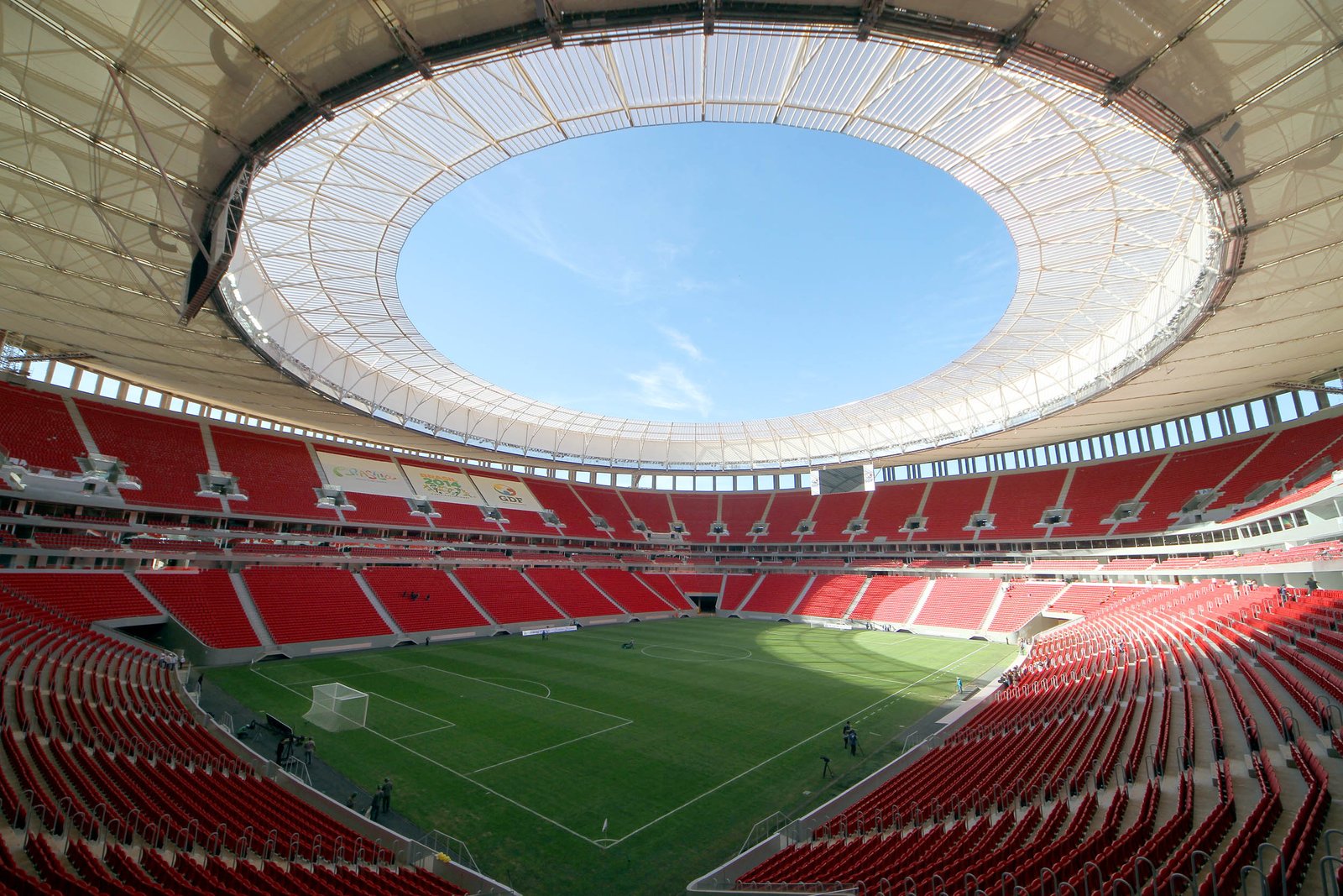 O Mané Garrincha gastou 94,2 milhões de litros de água em um único mês