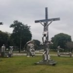 Mostra no Ibirapuera recria Via Crucis e faz referência a várias religiões