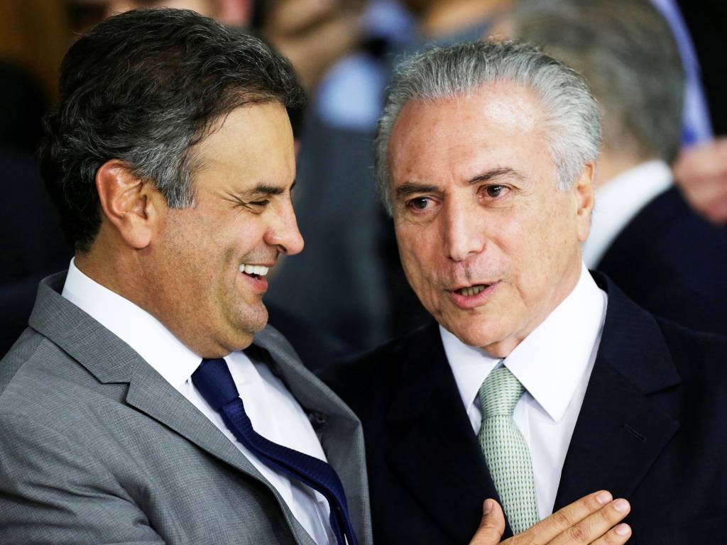 Aécio rindo à toa
