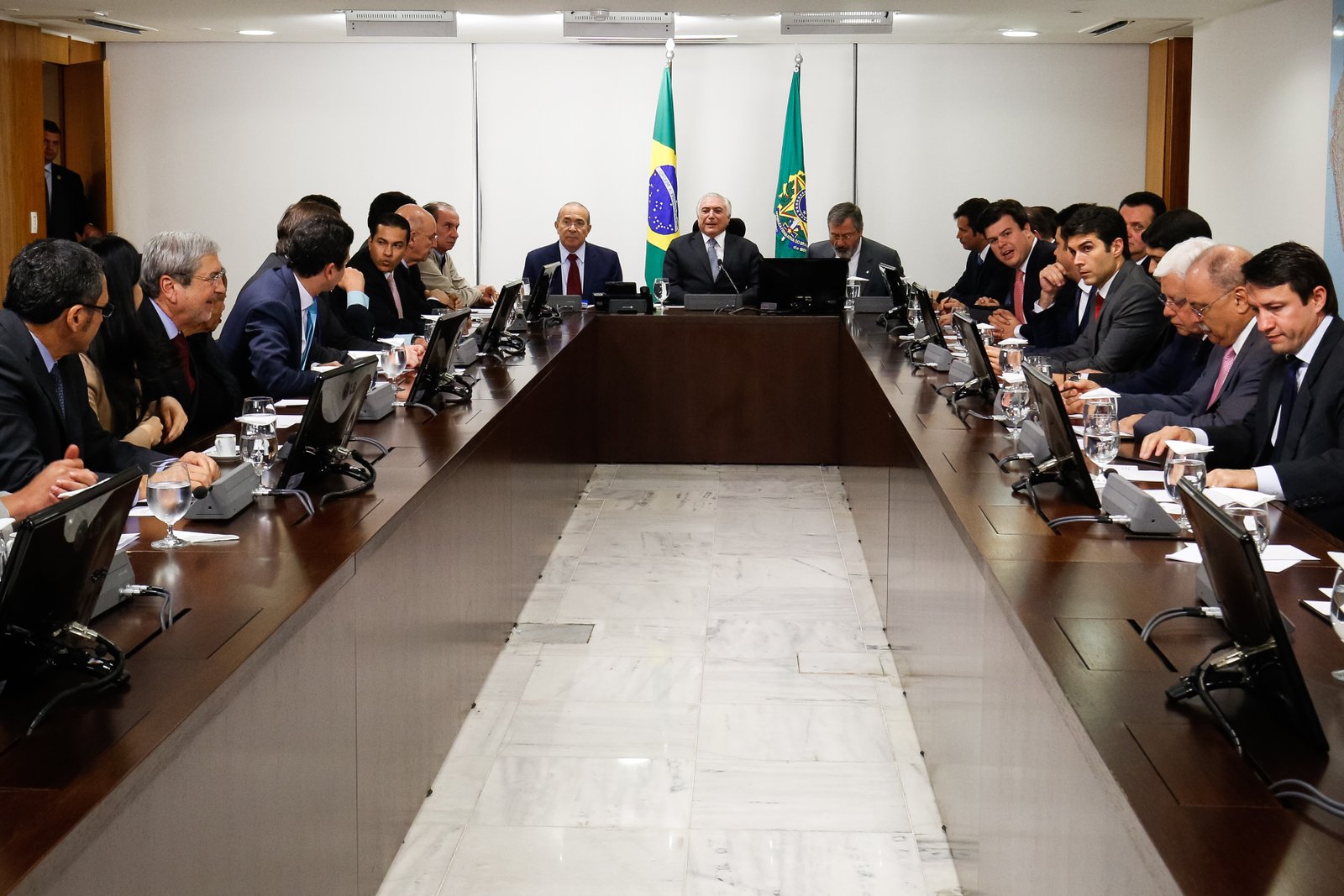 Temer vai demitir ministros