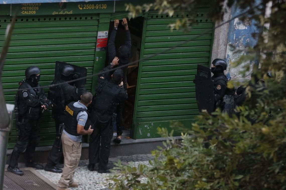 Sequestro na Lapa: Policiais  invadem bar e imobilizaram o criminoso