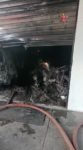 Fogo destrói veículos em loja de Ceilândia