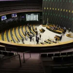 Deputados aprovam regras mais flexíveis para licitações e apoio financeiro a atingidos por calamidade