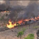 Ibaneis suspende férias dos bombeiros e reforça combate às queimadas no DF
