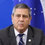 Moraes aperta cerco e exige dados de voo de Braga Netto em 24 horas