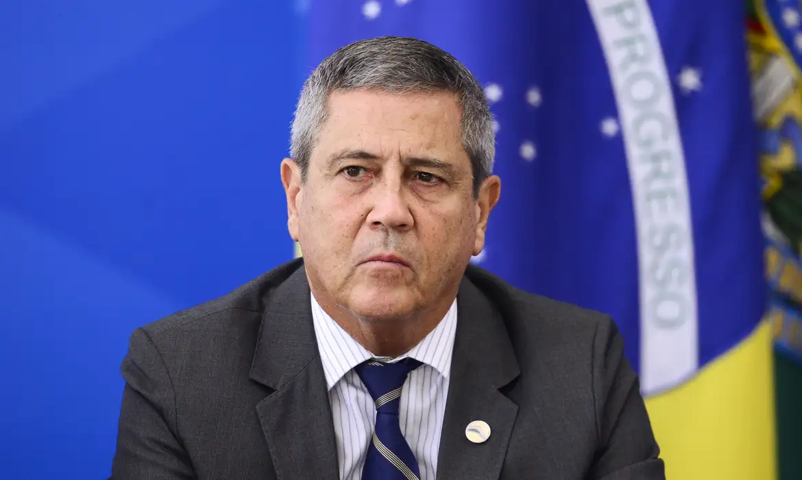 Moraes aperta cerco e exige dados de voo de Braga Netto em 24 horas