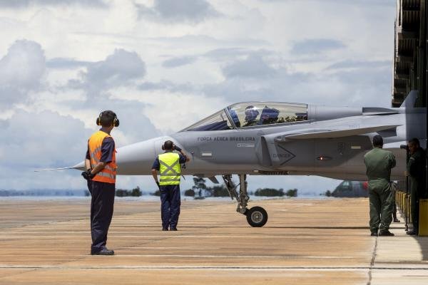Sem combustível para aviões da FAB, mas sobra verba pública para viagens internacionais de políticos