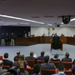 Julgamento adiado: justiça em compasso de espera ou estratégia de sobrevivência?