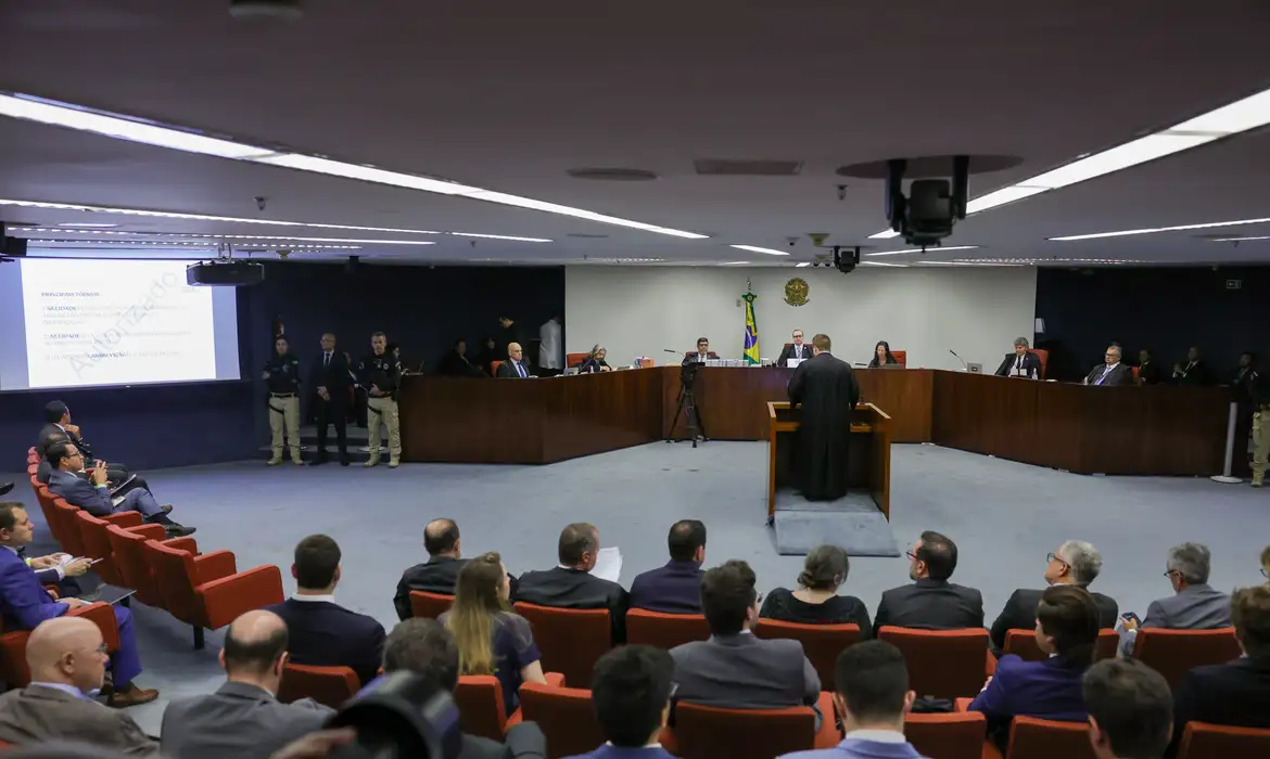 Julgamento adiado: justiça em compasso de espera ou estratégia de sobrevivência?