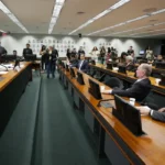 Câmara instaura processo que pode cassar mandato de Eduardo Bolsonaro