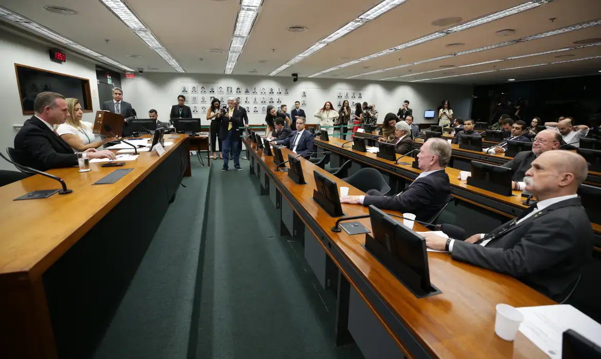 Câmara instaura processo que pode cassar mandato de Eduardo Bolsonaro