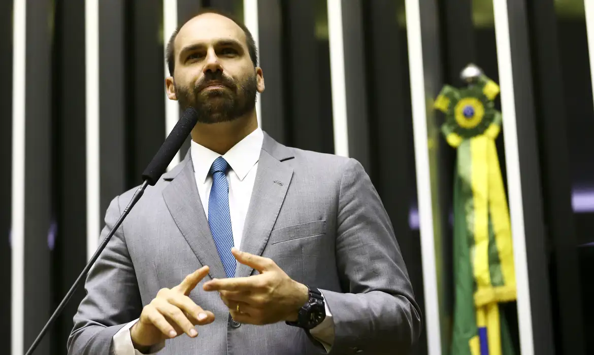 PGR denuncia Eduardo Bolsonaro por coação no curso do processo