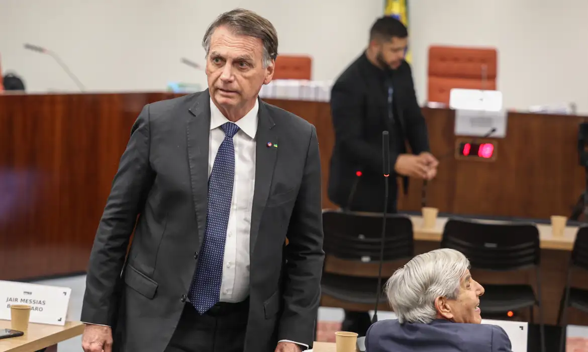 Bolsonaro alega cerceamento de defesa e tenta reverter condenação no TSE