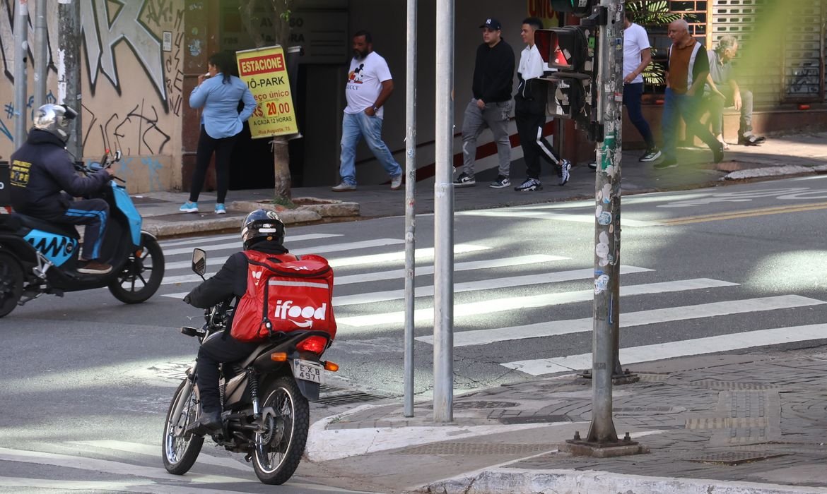 Fachin define prazo de 30 dias para julgamento sobre vínculo entre motoristas e aplicativos