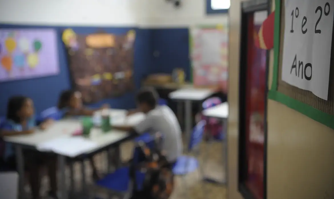 Educação deve ser direito universal e não privilégio de classe, afirma especialista