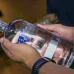 Polícia descobre laboratório de falsificação de bebidas no DF e expõe falhas na fiscalização