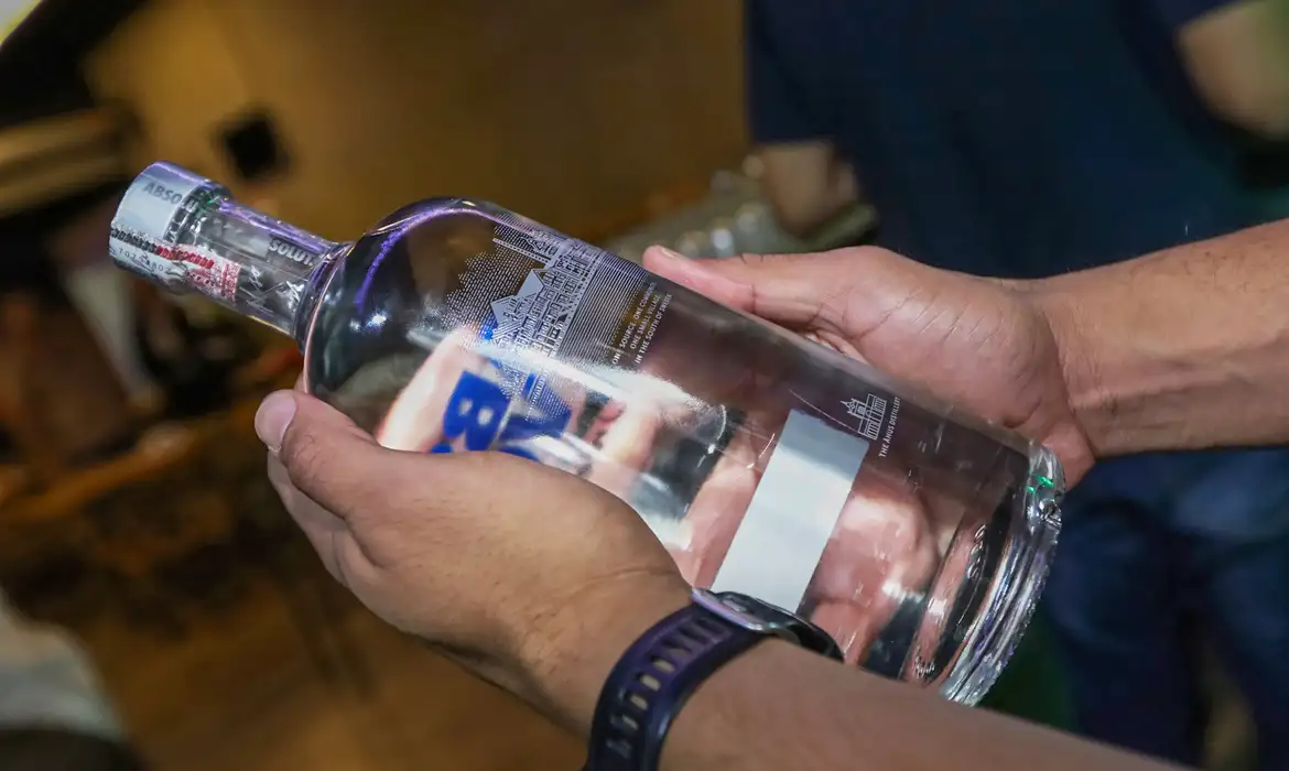 Polícia descobre laboratório de falsificação de bebidas no DF e expõe falhas na fiscalização
