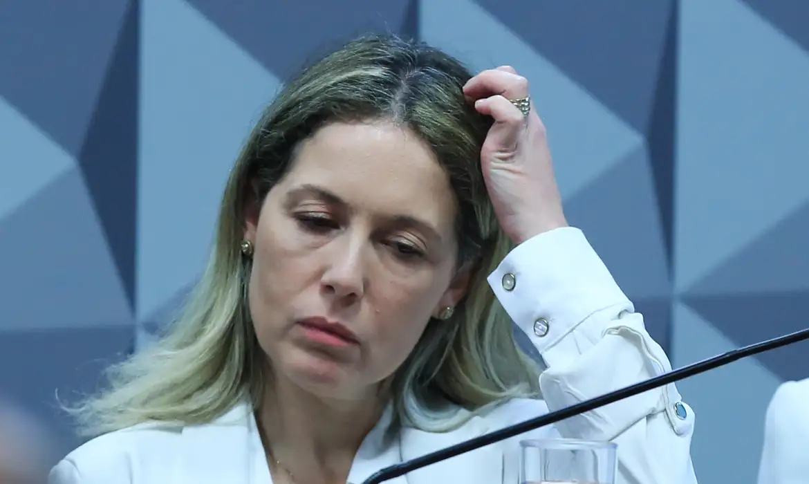 Mulher de ex-procurador-geral do INSS adota silêncio em depoimento crucial da CPMI