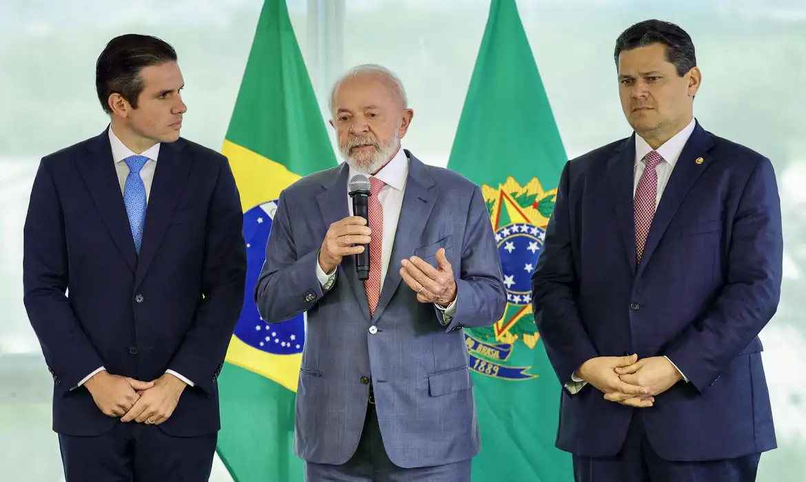 Encontro de Lula com Motta e Alcolumbre reforça negociações políticas sem transparência