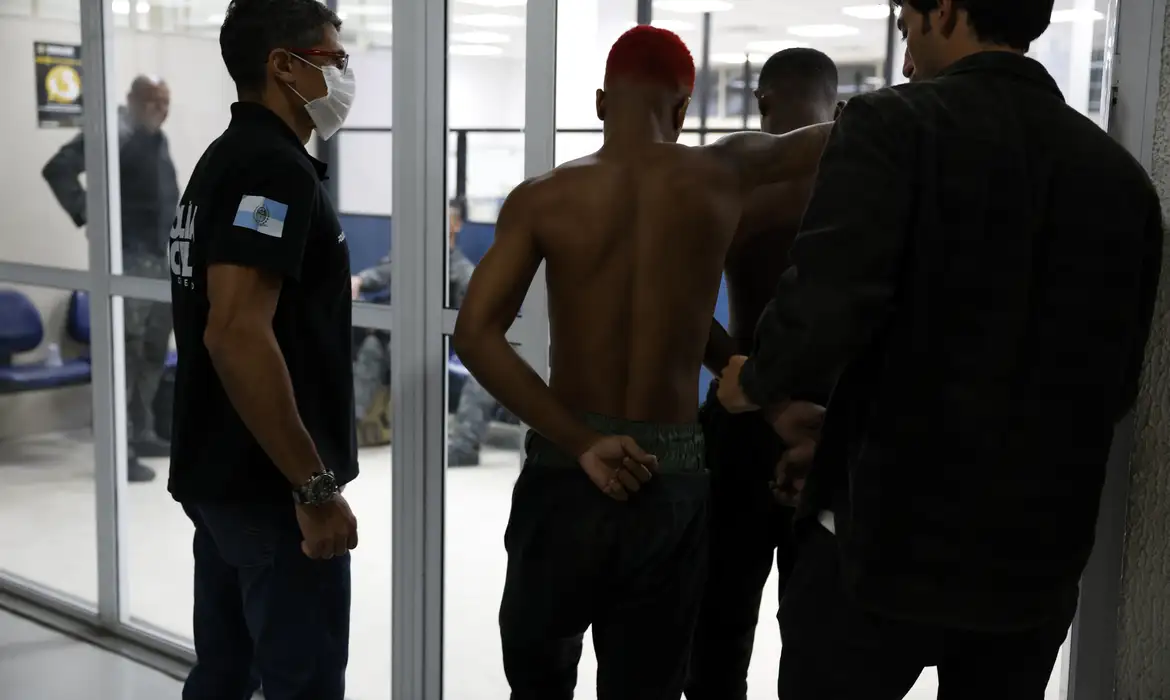 Criminosos incendeiam carros e provocam interdição total da Avenida Brasil