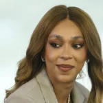 Erika Hilton acusa Nikolas Ferreira de usar celular na visita a Bolsonaro e apresenta notícia-crime