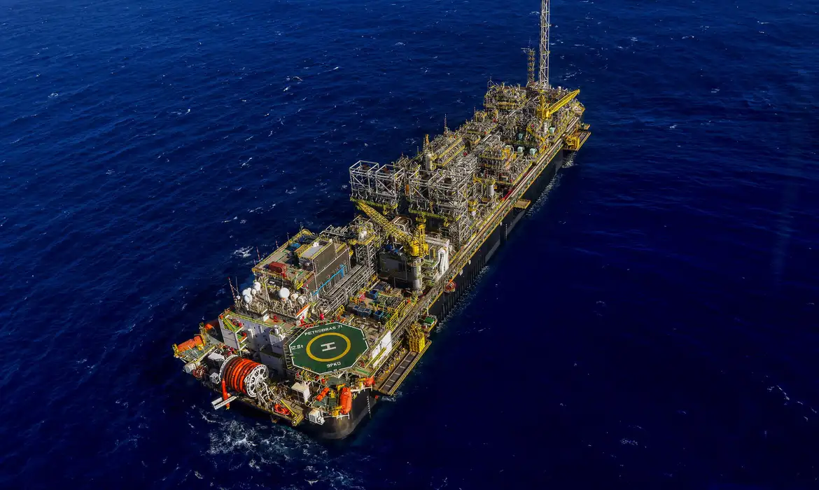 Licença da Petrobras no pré-sal é alvo de ação do MPF por risco ambiental