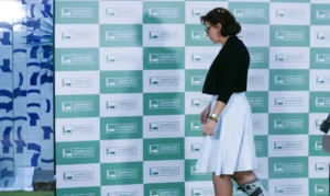 Parlamentares evitam punição e mantêm Zambelli no cargo, reforçando corporativismo