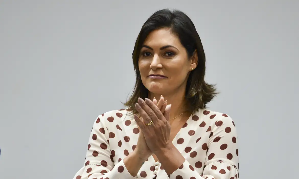 PL já trata Michelle Bolsonaro como candidata ao Senado pelo DF; conflito com família é visto como passageiro